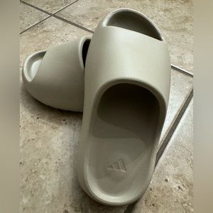 NEW Adidas Yeezy Slides Men’s size 4